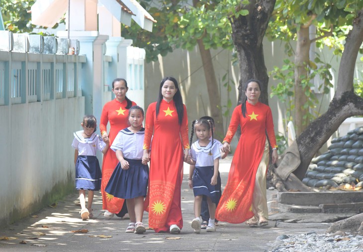 Rộn ràng khai giảng năm học mới ở Trường Sa- Ảnh 1.