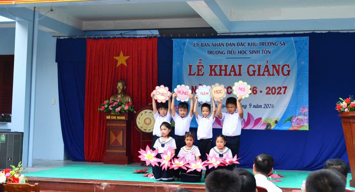 Rộn ràng khai giảng năm học mới ở Trường Sa- Ảnh 3.