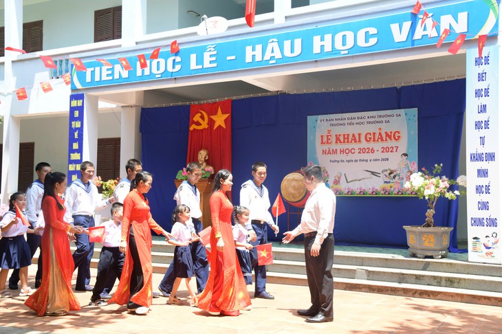 Rộn ràng khai giảng năm học mới ở Trường Sa- Ảnh 4.