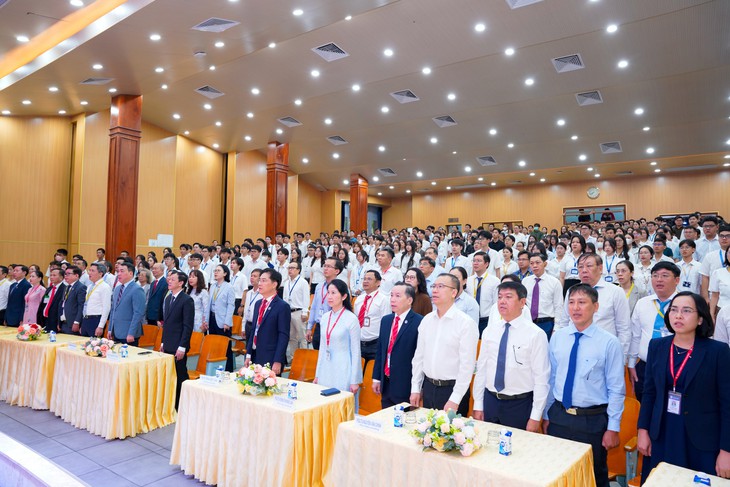 Ngày khai giảng đặc biệt của 20 thủ khoa Đại học Y Dược TPHCM - Ảnh 1.