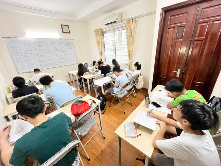 Dạy 'chéo môn' cho học sinh mình phụ trách có vi phạm quy định dạy thêm? - Ảnh 1.