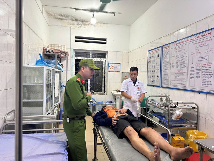 Nam thanh niên rơi vực sâu 20m, 4 giờ sau mới được phát hiện- Ảnh 1.