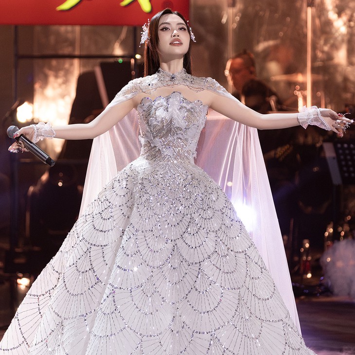 Ca sĩ Phương Mỹ Chi từ cô bé hát chè thành ngôi sao sáng trong showbiz Việt 2026 - Ảnh 3.