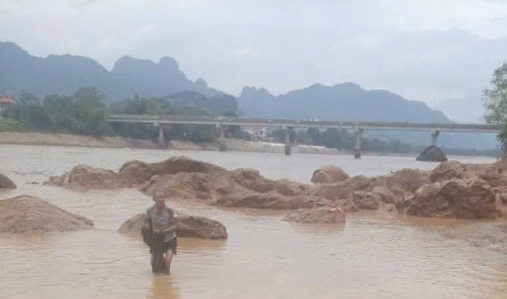 Làm rõ nguyên nhân hạ mực nước sông đột ngột khiến gần 10 tấn cá nuôi chết - Ảnh 1.