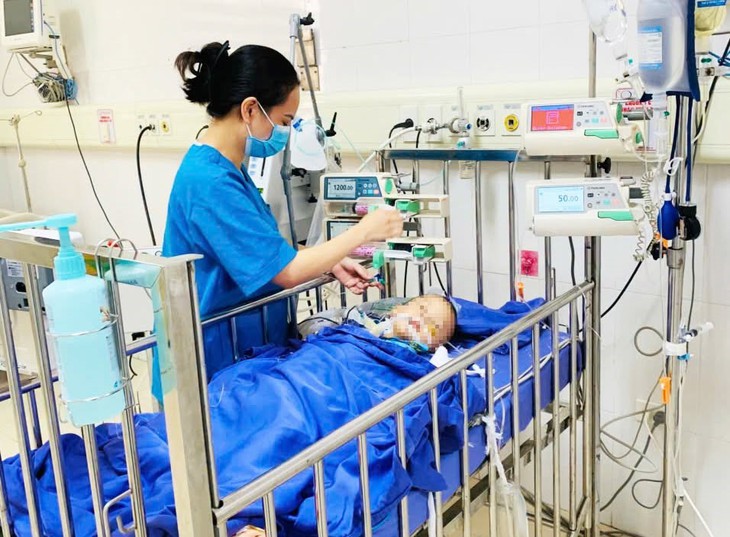 Bệnh nhi thủng ruột nguy kịch vì nuốt 3 viên nam châm trong đồ chơi- Ảnh 3.