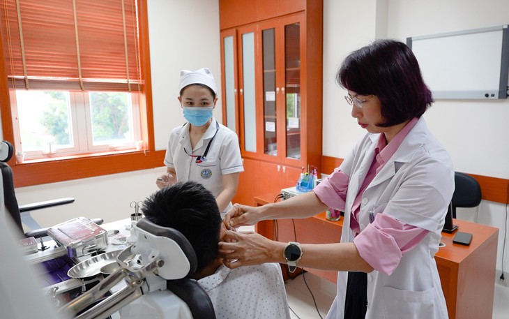 Cứu sống người đàn ông bị rò đường tiêu hóa, gây áp xe phổi nghiêm trọng- Ảnh 2.