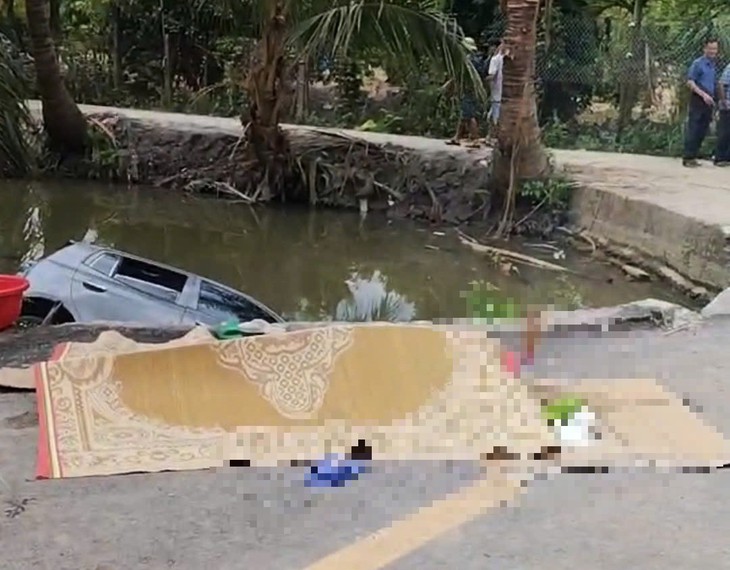 Ô tô lao xuống mương nước, hai vợ chồng tử vong, 3 người thoát nạn - Ảnh 1.