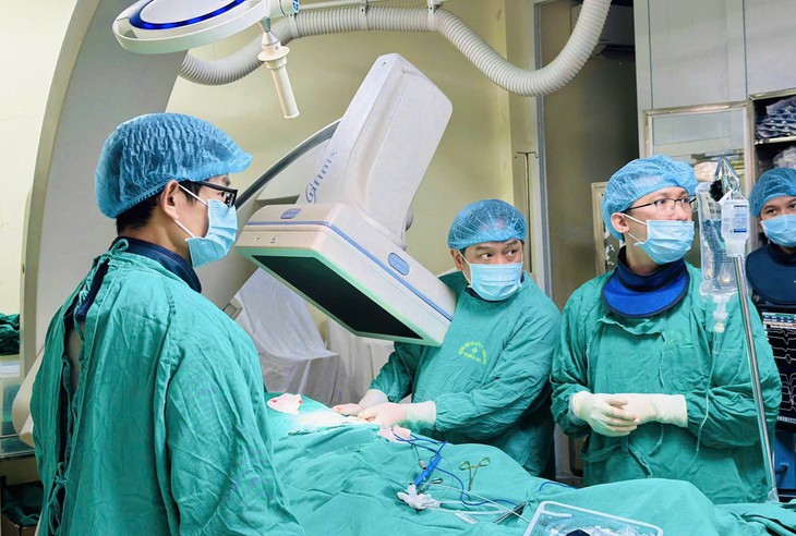 Y tế Thanh Hóa phát triển kỹ thuật chuyên sâu, nghiên cứu khoa học, chuyển đổi số - Ảnh 1.