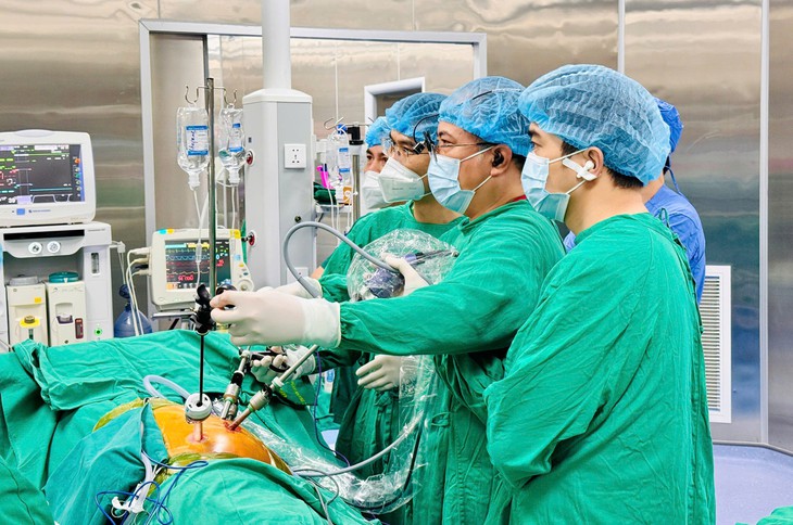 Y tế Thanh Hóa phát triển kỹ thuật chuyên sâu, nghiên cứu khoa học, chuyển đổi số - Ảnh 2.