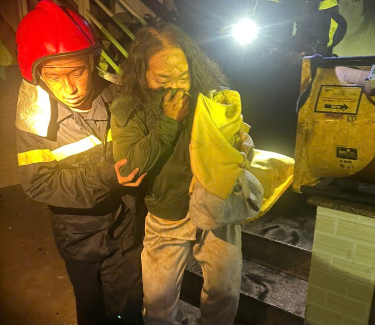 TPHCM: Nhiều nạn nhân vụ cháy khách sạn nhập viện do ngộ độc khí CO- Ảnh 1.