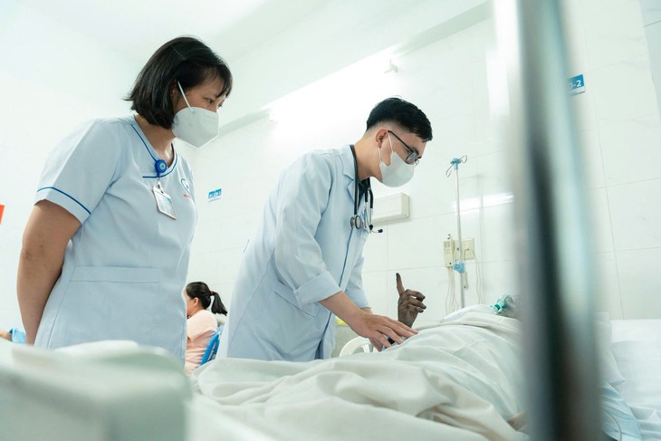 Tiếp tục ghi nhận nạn nhân vụ cháy khách sạn tại phường Tân Sơn Nhất nhập viện - Ảnh 2.