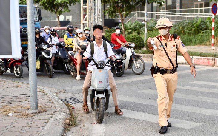 Hà Nội kiểm tra xe đưa đón học sinh, lưu ý việc bỏ quên trẻ trên xe - Ảnh 1.