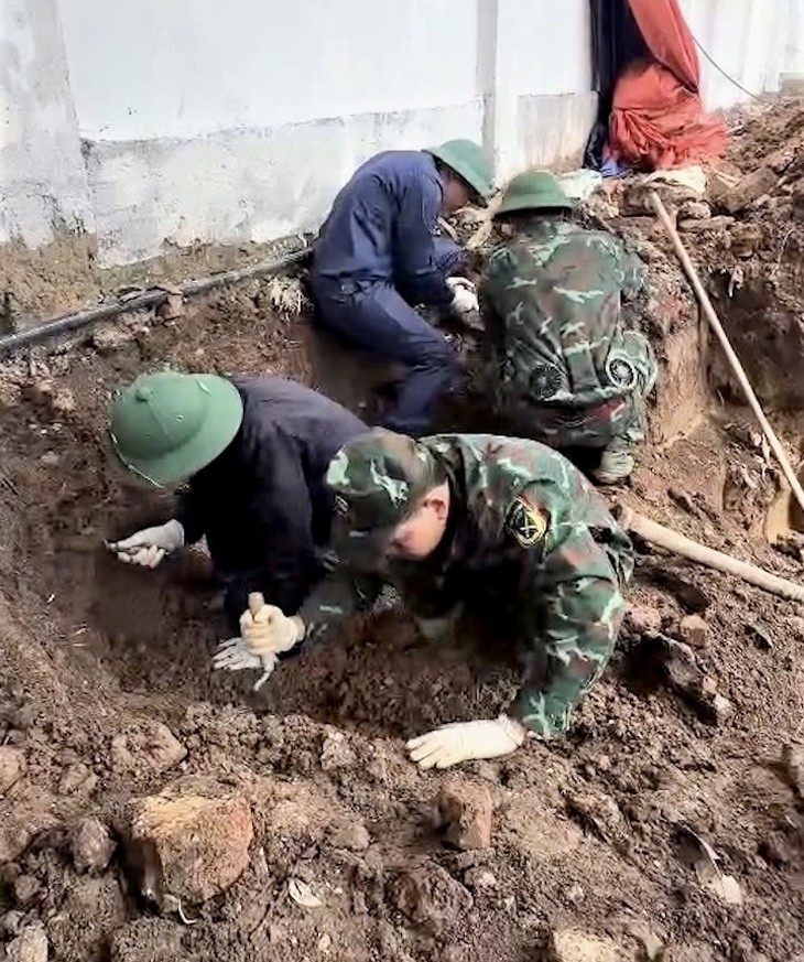 Phát hiện mộ tập thể liệt sĩ trong khuôn viên ngân hàng- Ảnh 1.