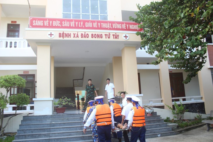 Quân y đảo Song Tử Tây tức tốc cứu ngư dân có nguy cơ hoại tử ruột - Ảnh 1.