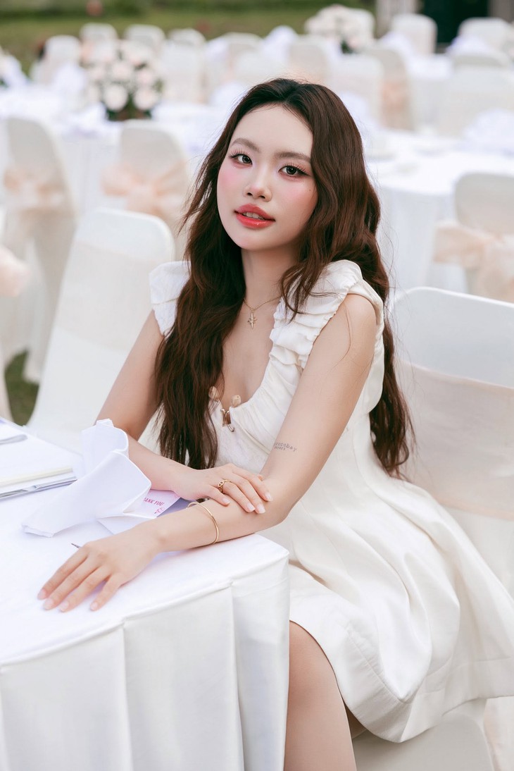 Ca sĩ Phương Mỹ Chi từ cô bé hát chè thành ngôi sao sáng trong showbiz Việt 2026 - Ảnh 4.