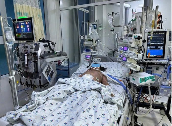 Cao điểm mùa mưa, liên tục tiếp nhận trẻ sốt xuất huyết nặng - Ảnh 2.