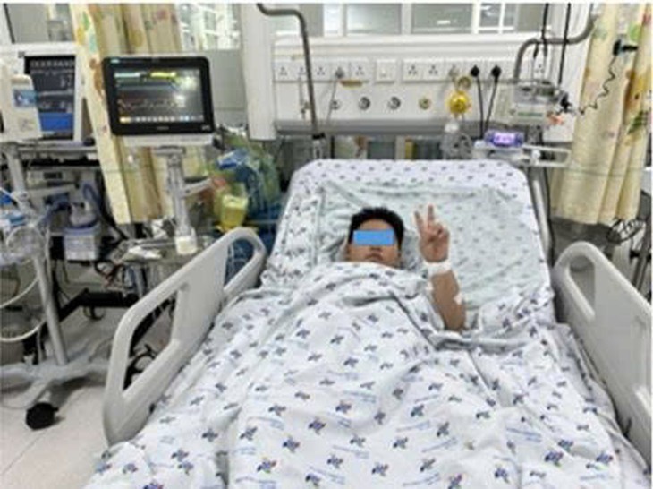 Cao điểm mùa mưa, liên tục tiếp nhận trẻ sốt xuất huyết nặng - Ảnh 1.