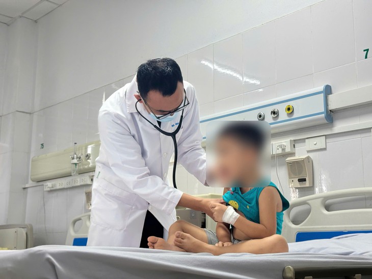 Trẻ nhiễm Adenovirus nguy hiểm thế nào và khi nào cần nhập viện ngay? - Ảnh 1.