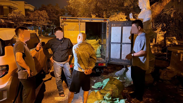 Bắt quả tang đối tượng vận chuyển, mua bán gần 300 bình ‘khí cười’ - Ảnh 1.