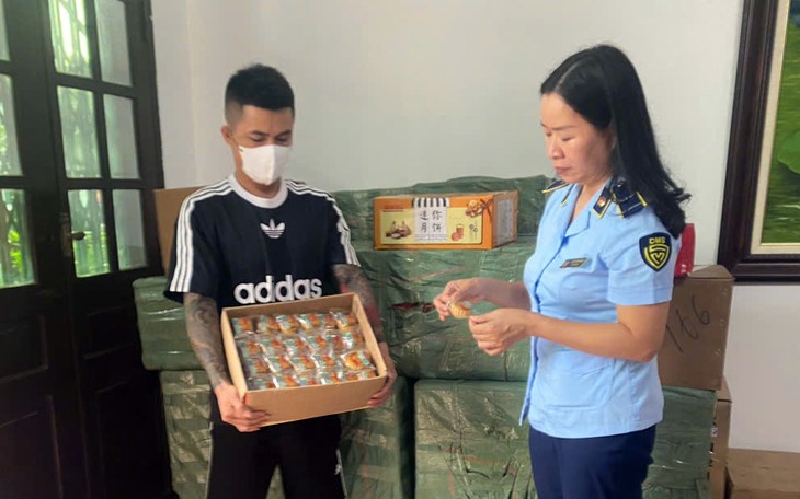 Phát hiện hàng nghìn bánh Trung thu nhập lậu trên hai ô tô ở Quảng Ninh- Ảnh 1.