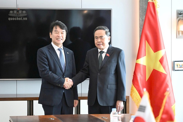 Chủ tịch Quốc hội tiếp Chủ tịch nhóm Hữu nghị Hàn Quốc - Việt Nam Moon Jin-seok- Ảnh 1.