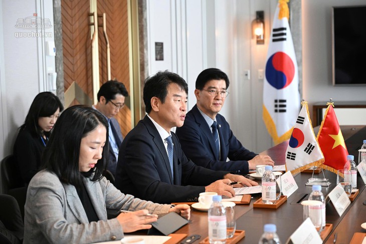 Chủ tịch Quốc hội tiếp Chủ tịch nhóm Hữu nghị Hàn Quốc - Việt Nam Moon Jin-seok- Ảnh 6.