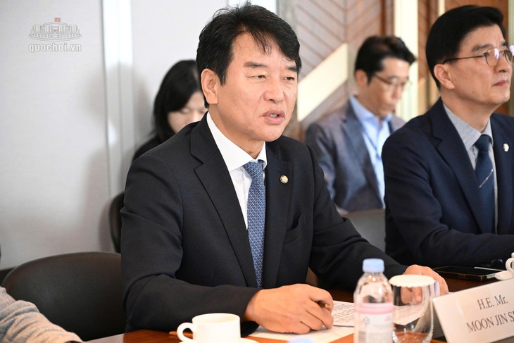 Chủ tịch Quốc hội tiếp Chủ tịch nhóm Hữu nghị Hàn Quốc - Việt Nam Moon Jin-seok- Ảnh 5.