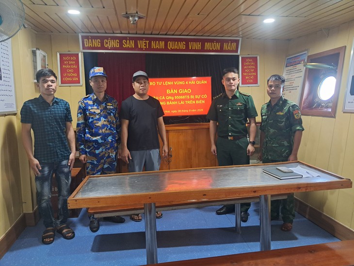 Tàu Hải quân kịp thời cứu tàu cá cùng 13 ngư dân gặp nạn- Ảnh 2.