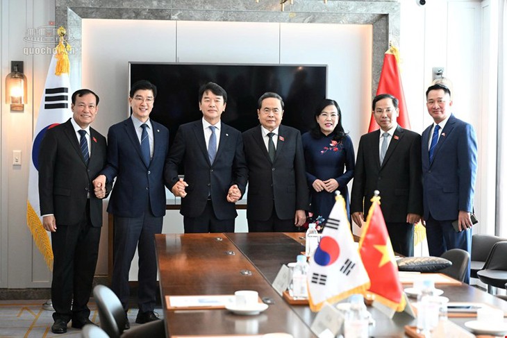 Chủ tịch Quốc hội tiếp Chủ tịch nhóm Hữu nghị Hàn Quốc - Việt Nam Moon Jin-seok- Ảnh 2.