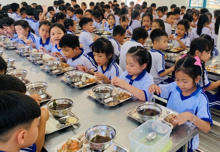 Thực đơn bán trú đủ dinh dưỡng để trẻ phát triển toàn diện thể chất, trí tuệ - Ảnh 1.