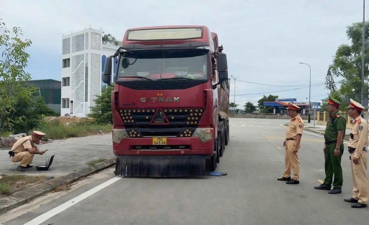 Huế siết chặt kiểm tra, xử lý 371 phương tiện kinh doanh vận tải vi phạm- Ảnh 1.