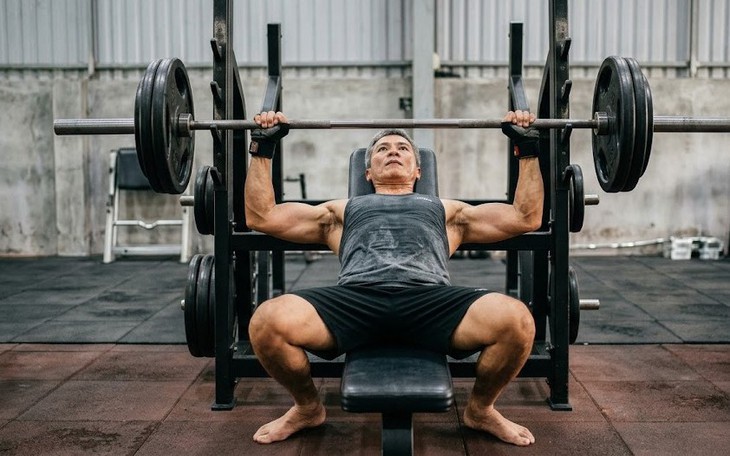 Sau tuổi 60, tập buổi sáng hay chiều giúp tăng cơ tốt hơn? - Ảnh 1.