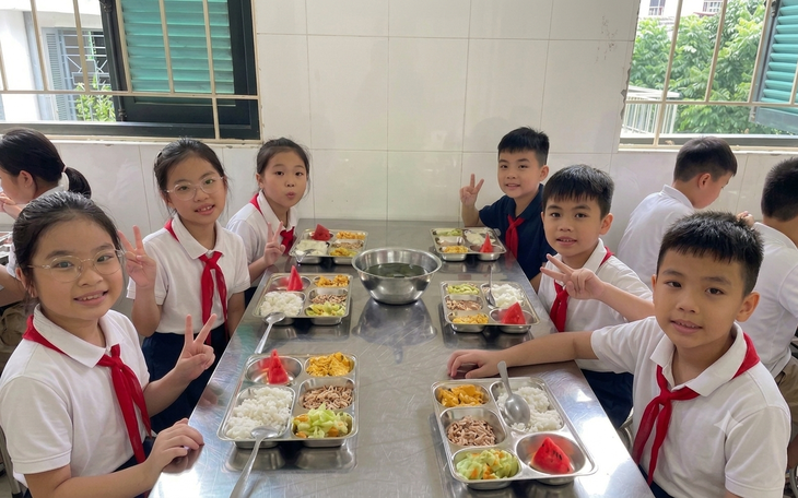 Hà Nội chỉ đạo thực đơn bán trú phải đủ về lượng, cân đối về dinh dưỡng- Ảnh 2.