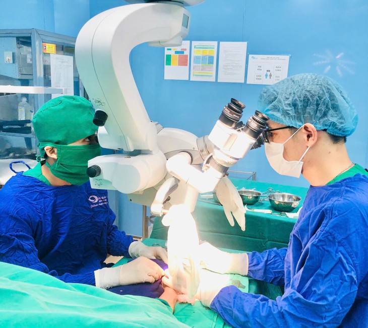 Vi phẫu cứu bàn tay gần đứt lìa cho nam thanh niên 21 tuổi- Ảnh 1.