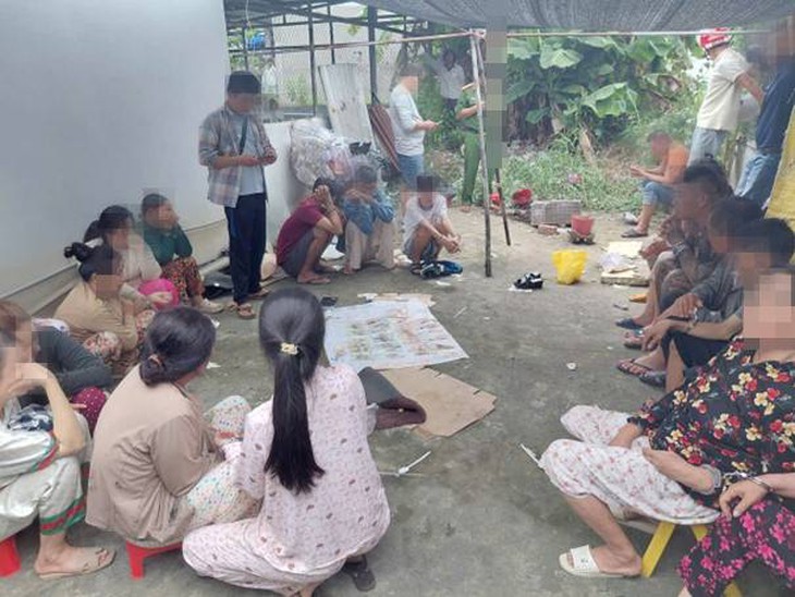 Bắt quả tang 17 người lắc tài xỉu ăn tiền ở An Giang- Ảnh 1.