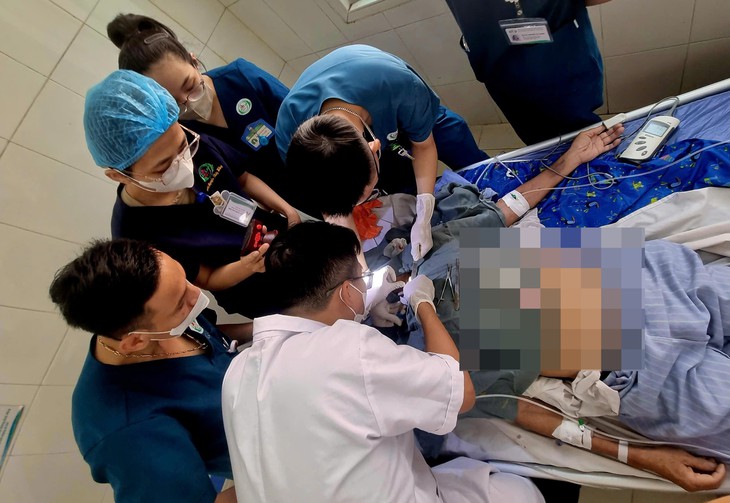 Nguy kịch vì viên thuốc mắc đường thở, bác sĩ mở khí quản ngay tại phòng bệnh- Ảnh 1.