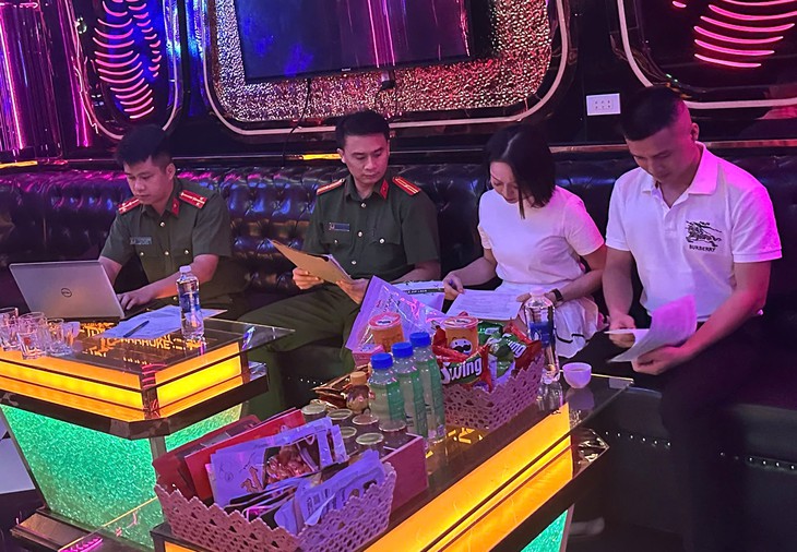 Kiểm tra quán karaoke, phát hiện 4 nhân viên nữ đang múa khiêu dâm- Ảnh 1.