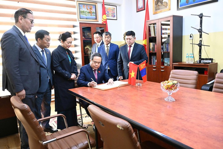 Chủ tịch Quốc hội thăm trường mang tên Chủ tịch Hồ Chí Minh tại Mông Cổ- Ảnh 8.