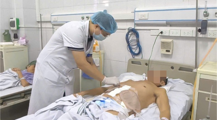 Cứu sống người đàn ông bị rò đường tiêu hóa, gây áp xe phổi nghiêm trọng- Ảnh 1.