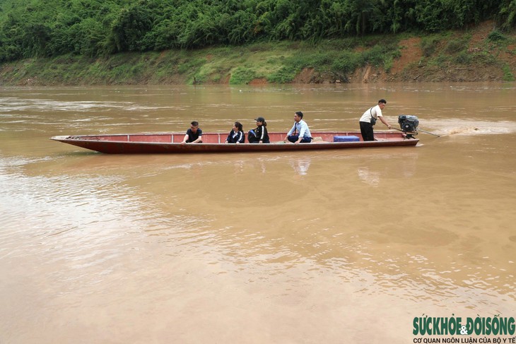 Vượt sông đưa dịch vụ công đến bản làng - Ảnh 1.
