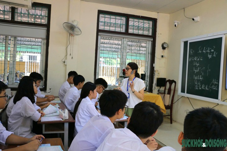 Thiếu sách giáo khoa, phụ huynh phải bỏ tiền gấp 2-3 lần để mua bản photo- Ảnh 1.