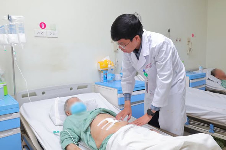 Mắc sỏi túi mật nhưng không điều trị, cụ bà 90 tuổi bị tắc ruột- Ảnh 1.