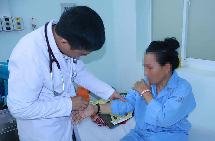 Cứu sống người phụ nữ 51 tuổi sau cơn sốc tim nguy kịch- Ảnh 1.