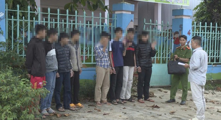 Tám thanh thiếu niên đột nhập ô tô của người dân để trộm cắp - Ảnh 1.
