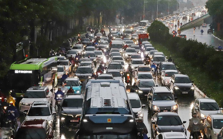 Áp thấp nhiệt đới đang ở ven bờ biển Quảng Trị, Hà Nội ảnh hưởng thế nào?- Ảnh 3.