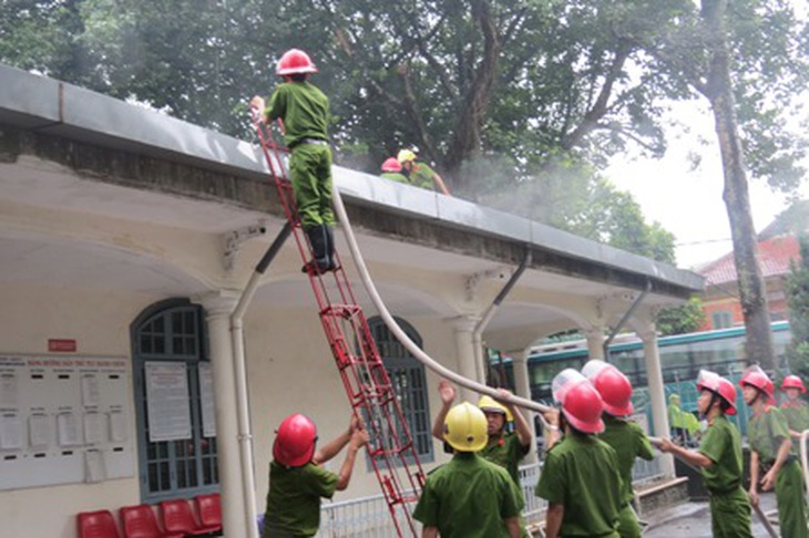 Cháy ở trung tâm đăng ký quyền sử dụng đất  1