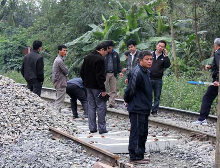 Tàu lửa trật bánh, đường sắt Bắc-Nam ùn tắc nhiều giờ liền 3