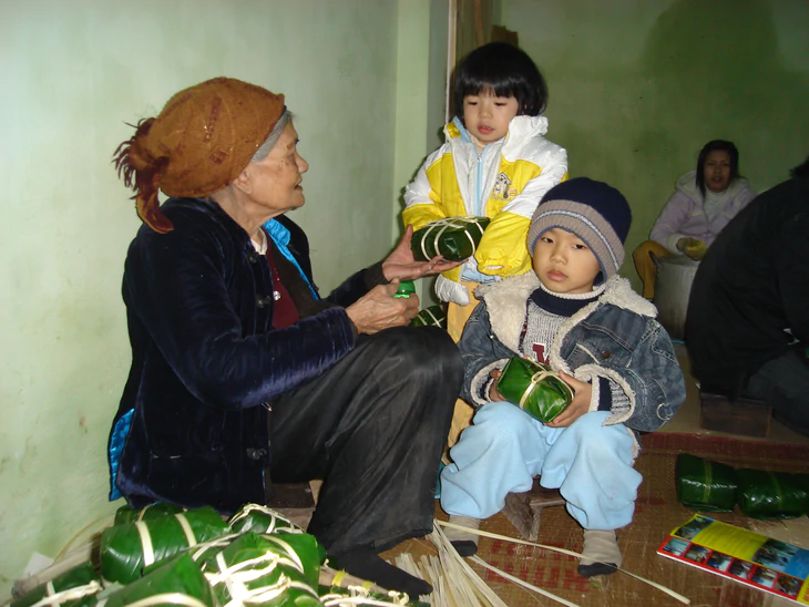 Tháng này, làng không ngủ 1