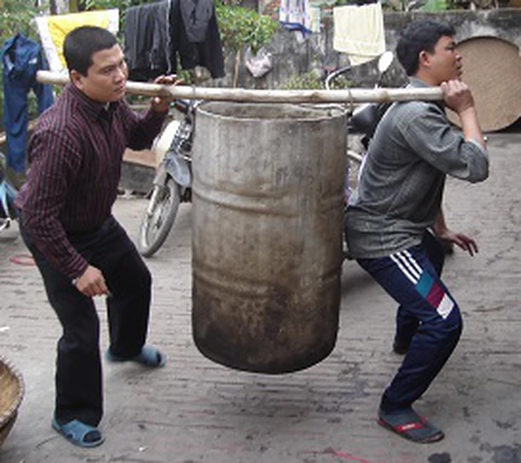 Tháng này, làng không ngủ 4
