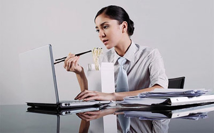 Ngồi càng nhiều khi làm việc, nguy cơ bệnh tật càng cao 1